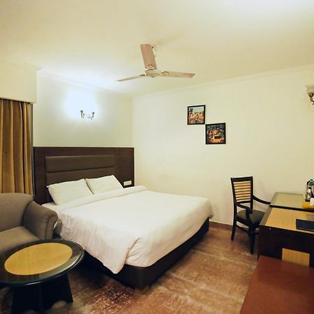 Hotel Meraden Grand Varanasi Eksteriør bilde