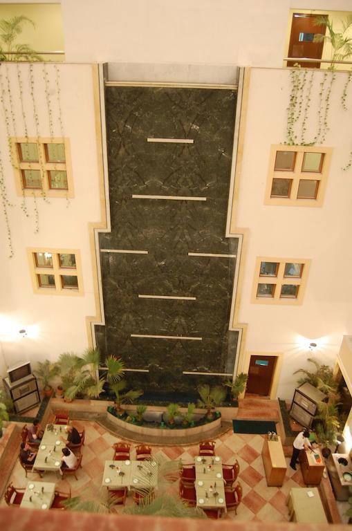 Hotel Meraden Grand Varanasi Eksteriør bilde