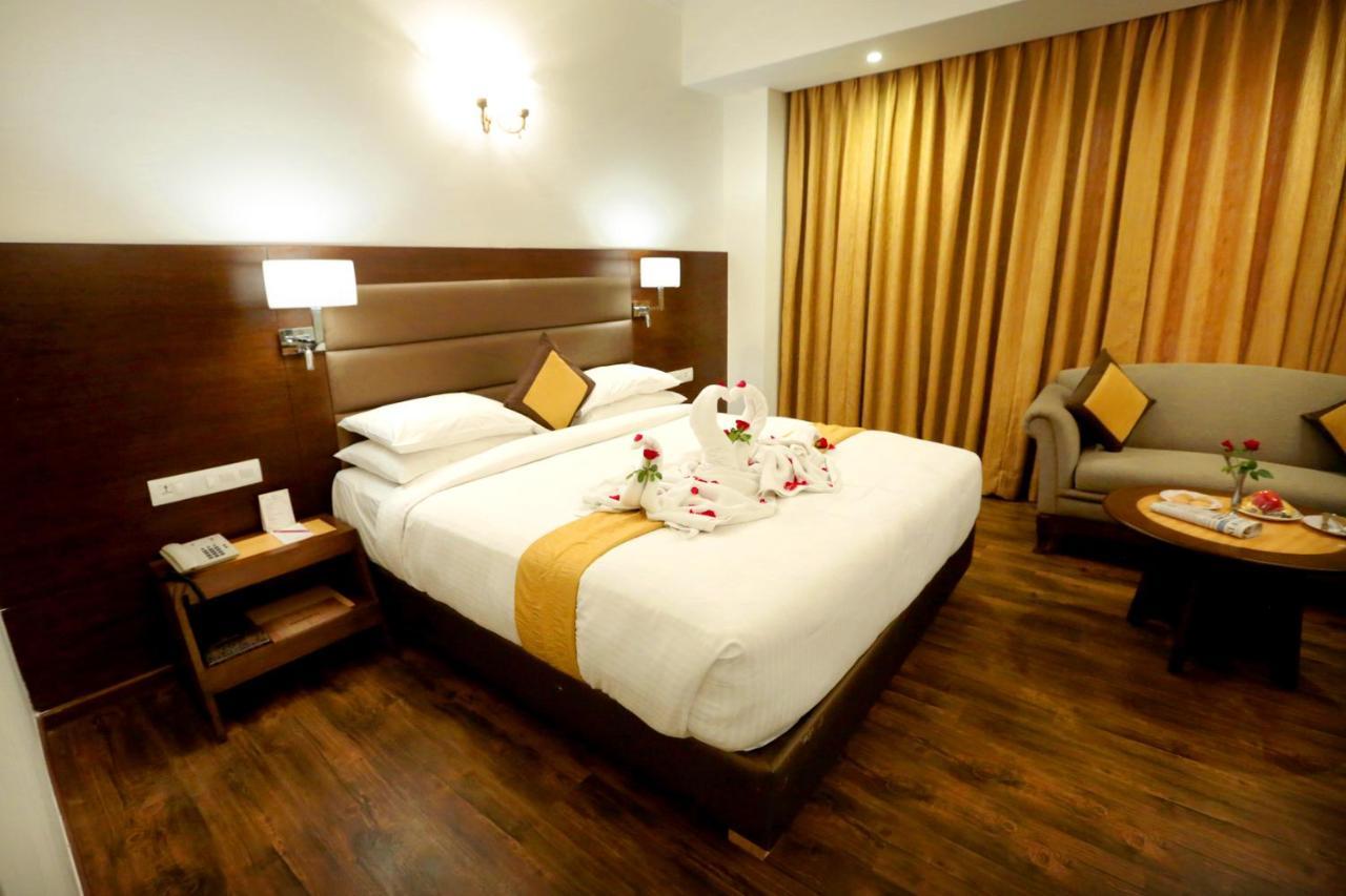 Hotel Meraden Grand Varanasi Eksteriør bilde
