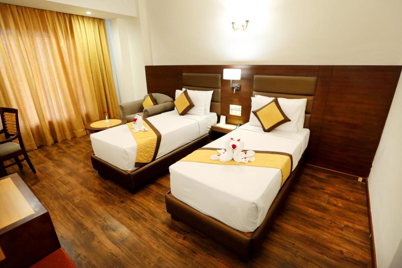 Hotel Meraden Grand Varanasi Eksteriør bilde
