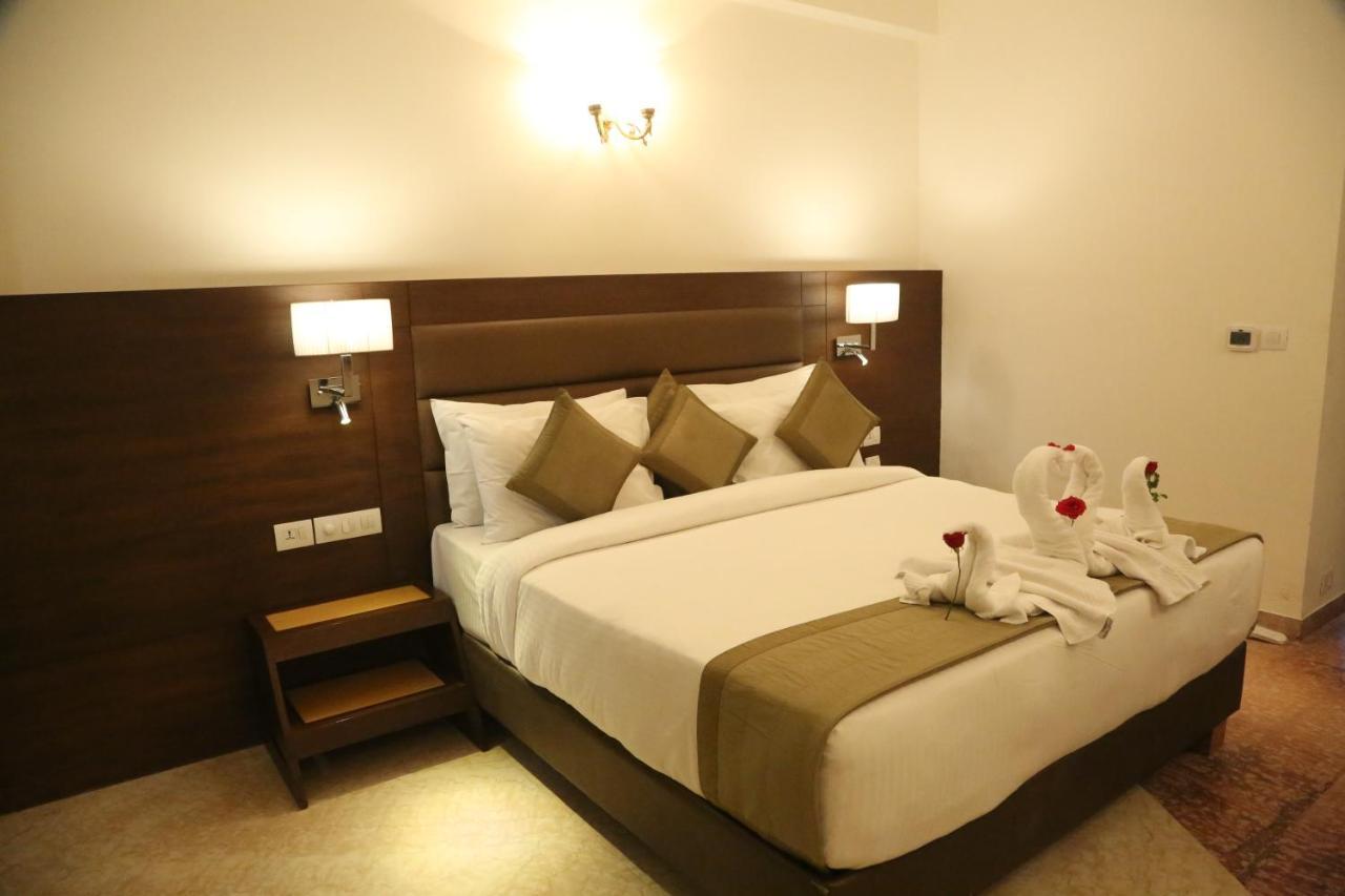 Hotel Meraden Grand Varanasi Eksteriør bilde