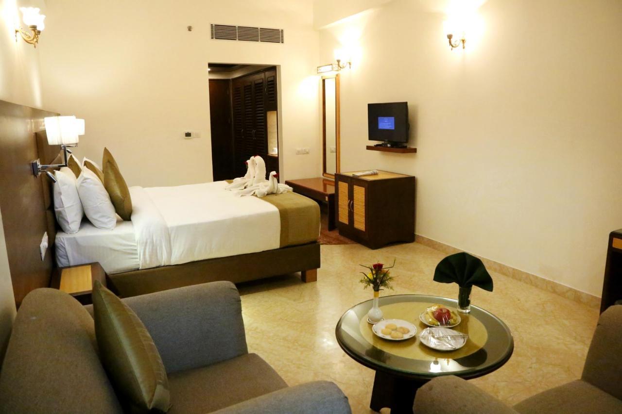 Hotel Meraden Grand Varanasi Eksteriør bilde