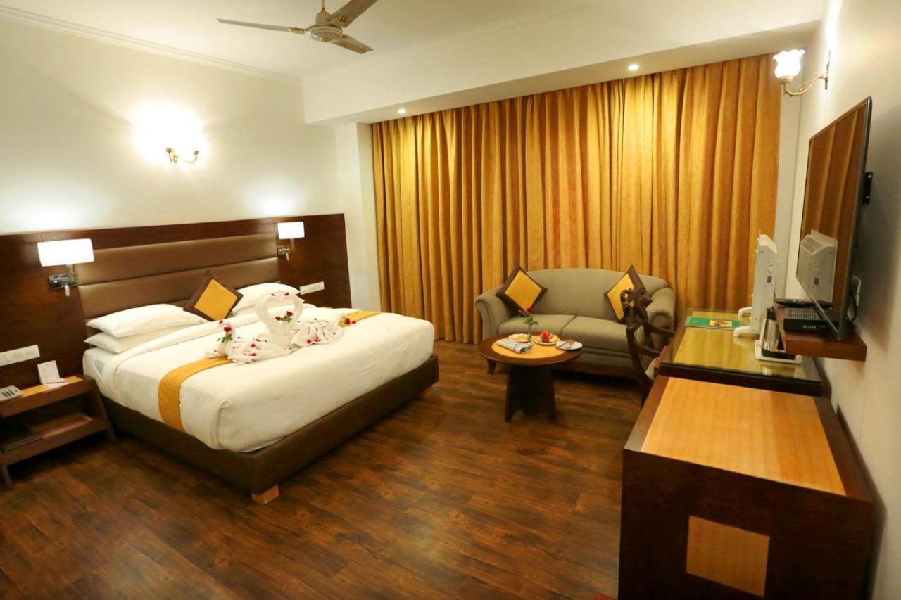 Hotel Meraden Grand Varanasi Eksteriør bilde