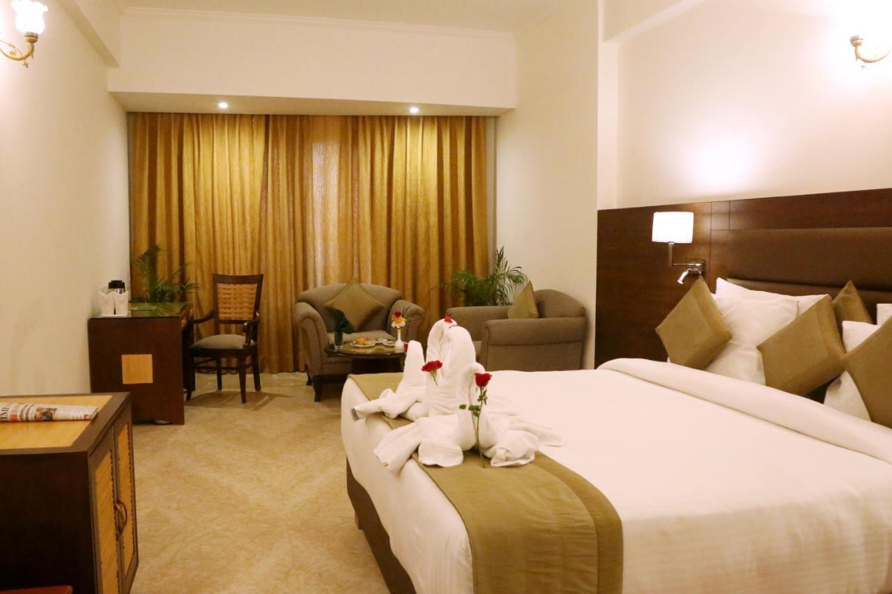 Hotel Meraden Grand Varanasi Eksteriør bilde