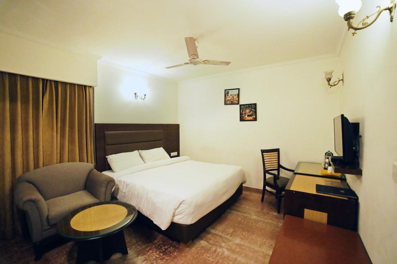 Hotel Meraden Grand Varanasi Eksteriør bilde