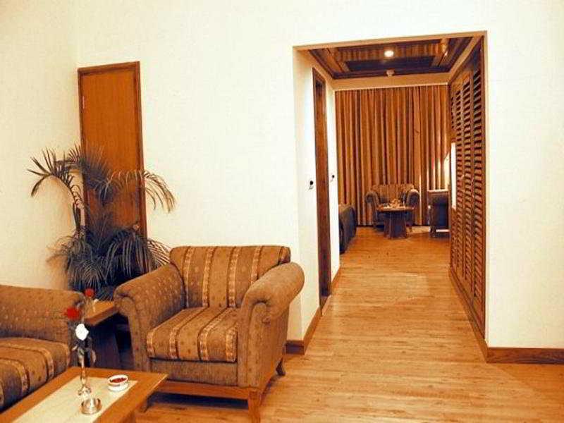 Hotel Meraden Grand Varanasi Eksteriør bilde