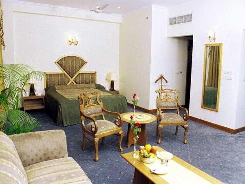 Hotel Meraden Grand Varanasi Eksteriør bilde