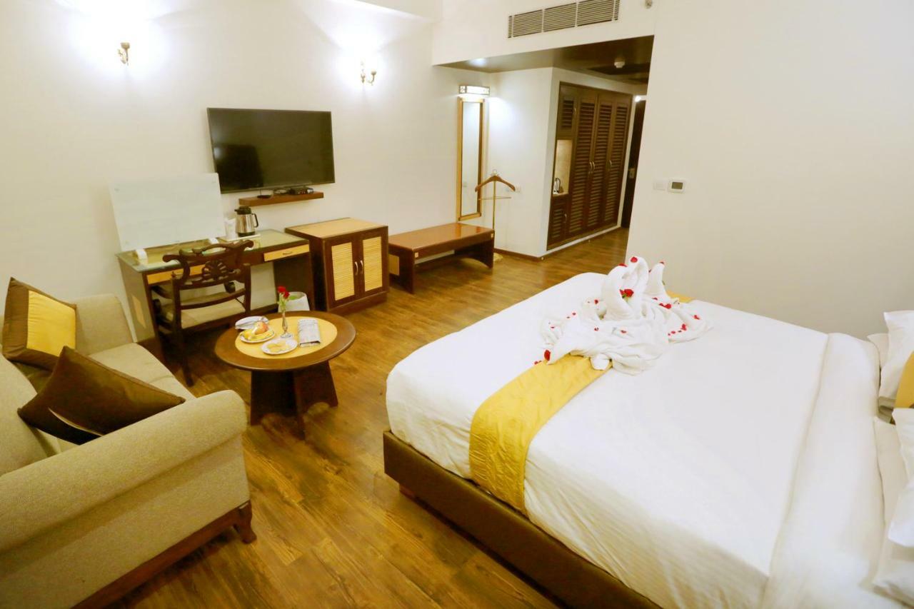 Hotel Meraden Grand Varanasi Eksteriør bilde