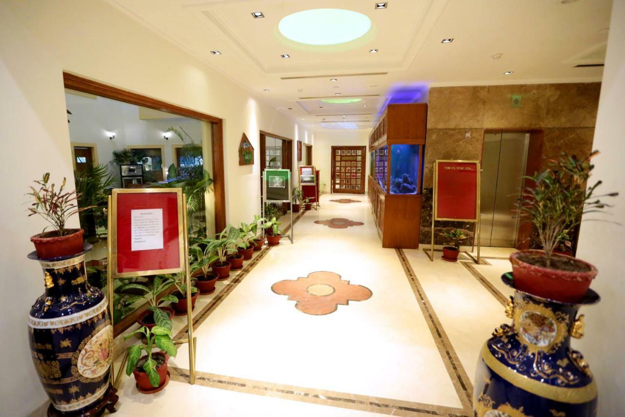 Hotel Meraden Grand Varanasi Eksteriør bilde