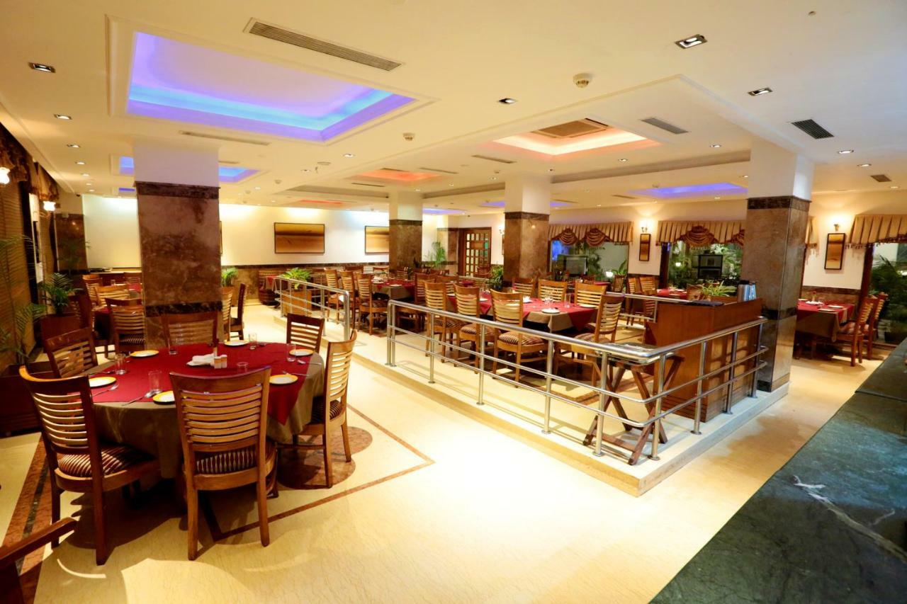 Hotel Meraden Grand Varanasi Eksteriør bilde