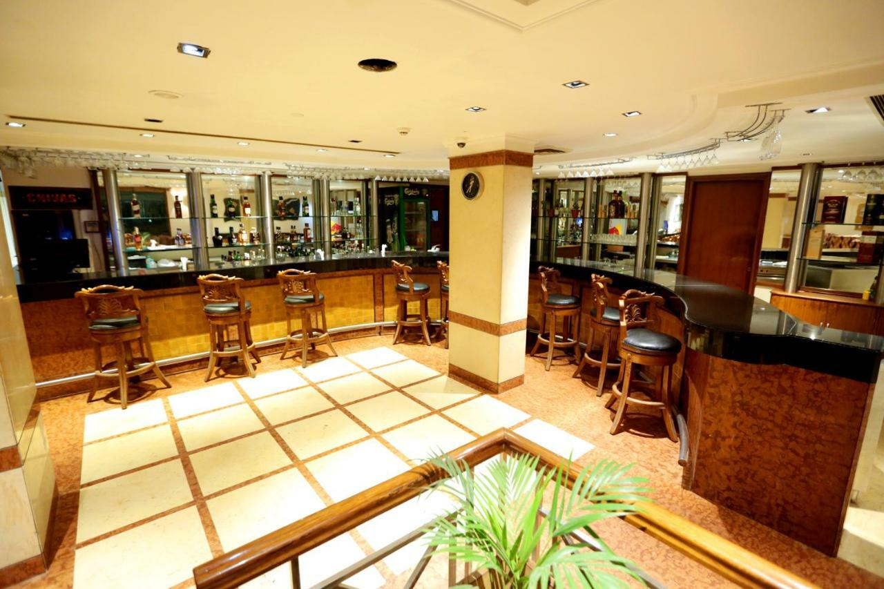 Hotel Meraden Grand Varanasi Eksteriør bilde
