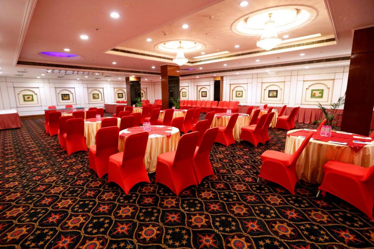 Hotel Meraden Grand Varanasi Eksteriør bilde