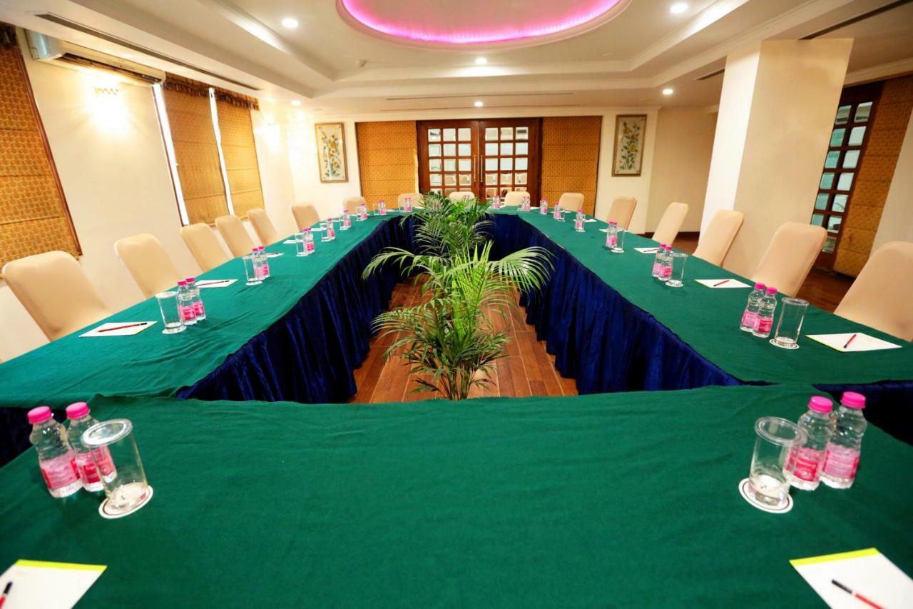 Hotel Meraden Grand Varanasi Eksteriør bilde