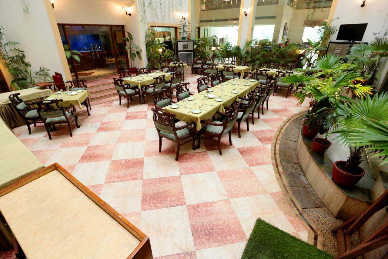 Hotel Meraden Grand Varanasi Eksteriør bilde