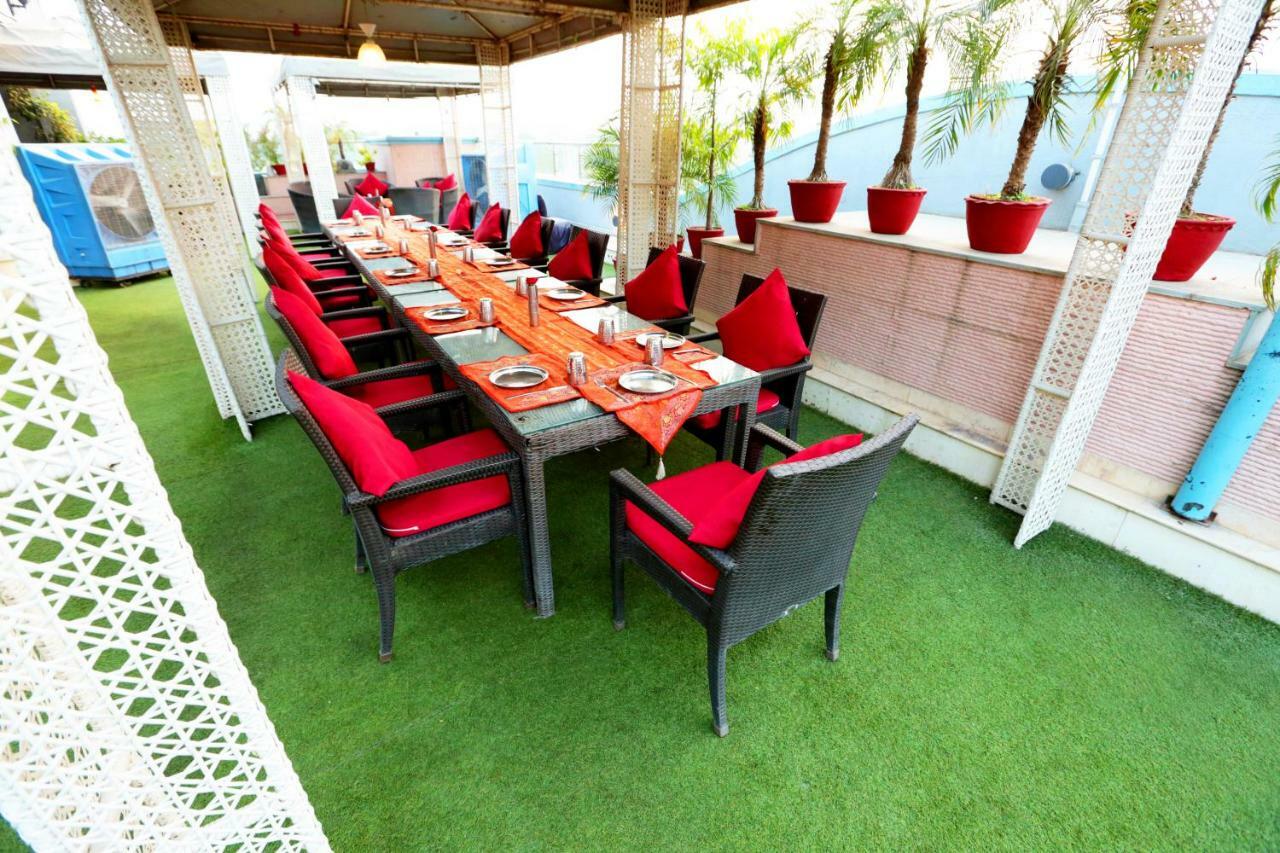 Hotel Meraden Grand Varanasi Eksteriør bilde