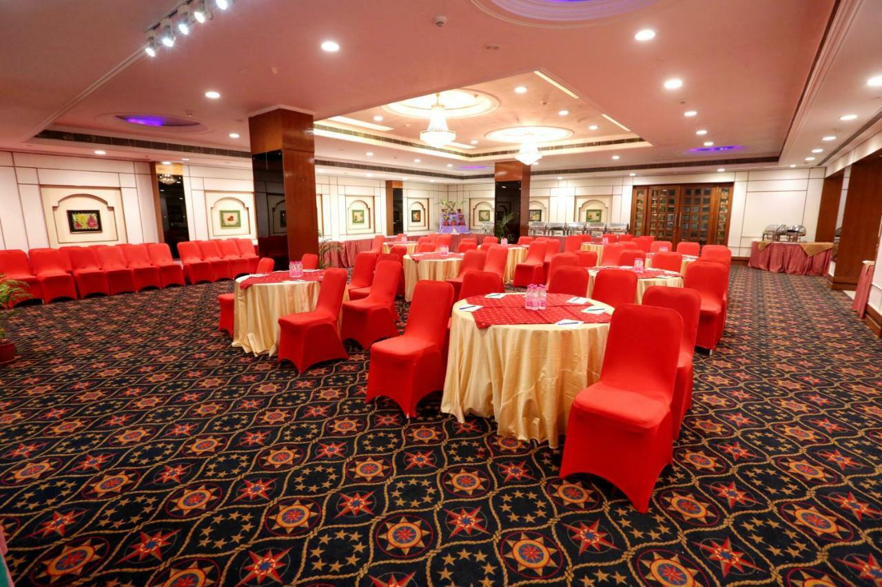 Hotel Meraden Grand Varanasi Eksteriør bilde