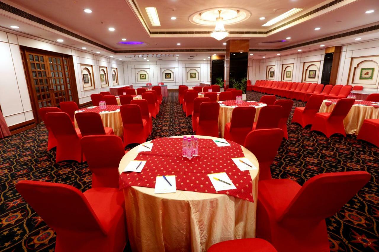 Hotel Meraden Grand Varanasi Eksteriør bilde
