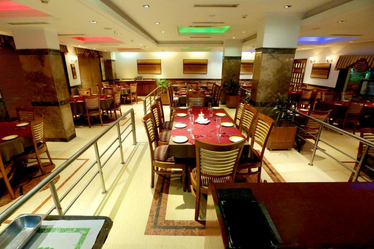 Hotel Meraden Grand Varanasi Eksteriør bilde