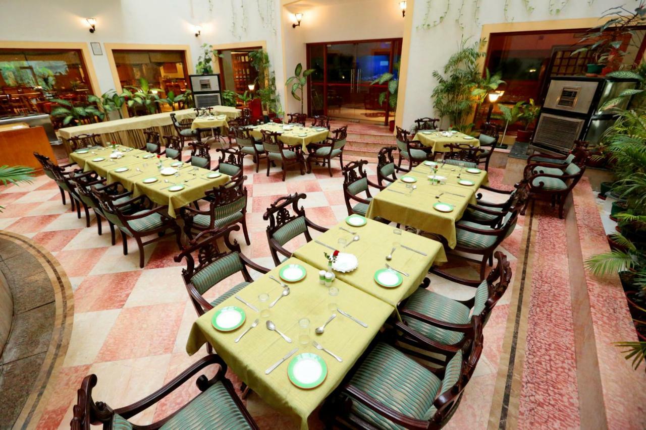 Hotel Meraden Grand Varanasi Eksteriør bilde