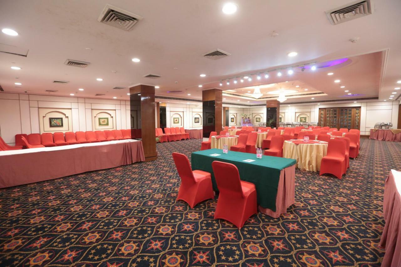 Hotel Meraden Grand Varanasi Eksteriør bilde